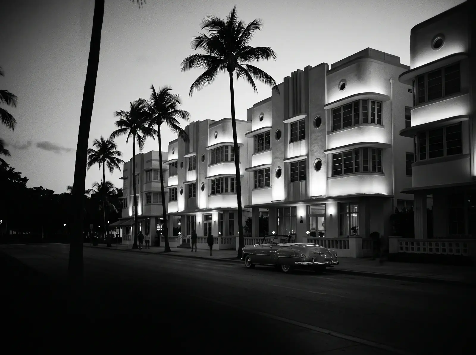 Hoteles Art Deco de Ocean Drive de noche, en Miami Beach, en blanco y negro